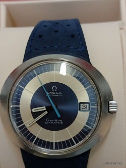 Omega, automatique, modèle Dynamique, dateur. Avec boite mais sans papier.  900 €.
