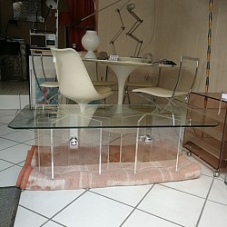 Table basse, design par Cheverny vers 1970, modèle Mini Star. 120 x 60 cm, hauteur 35 cm. Un petit éclat sur le plateau en verre. Piètement en verre et plexiglas.  800 €