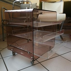 Table basse en plexiglas sur roulettes avec 3 tiroirs. Largeur 45 x profondeur 40 x hauteur 52 cm.  150 €