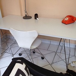 Bureau Djinn, design Olivier Mourgue 1967, édition Airborne. Plateau stratifié vissé sur tréteaux acier chromé. 168 x 78 cm.  600 €