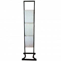 Lampadaire totem par Arlus des années 50. Structure en acier laqué, diffuseurs en plexiglas arraché. Hauteur 120 cm. Un diffuseur fissuré mais ça ne se voit pratiquement pas.  500 €