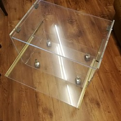 Table basse avec plateau coulissant, design David Lange. Bon état général, rayures d'usage. 68x40xht45 cm.  150 €