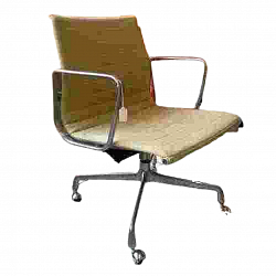 fauteuil sur roulettes, design Eames édition Herman Miller réglable en hauteur, inclinable. Un peu de jeu dans l'axe.600 €