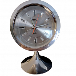 Réveil mécanique des années 70. Révisé. T.B. état général de marche et de présentation.  120 €