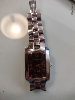 Baume et Mercier, quartz, pile neuve. 24 x 40 mm. Plus un bracelet cuir.  600 €