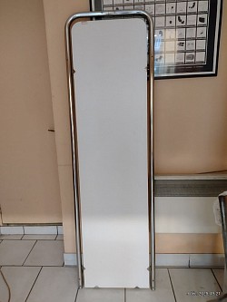 Ancien miroir professionnel provenant d'une boutique de vêtements dans les années 60-70 rue du Gros-Horloge à Rouen. Le miroir pèse entre 30 et 40 kg. Le miroir peut se fixer au mur où se poser au sol. hauteur 167 cm par largeur 50 cm. Enlèvement uniquement sur place pas de livraison. 50 €.