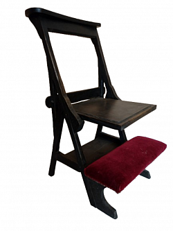 Très ancien prie Dieu en bois, partie en velours rouge d'origine. La tablette se rabat et l'on obtient ainsi une chaise. 100 €