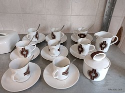 Service complet de 8 tasse avec petite cuillère soucoupe petit pot à lait et un sucrier. 20 €