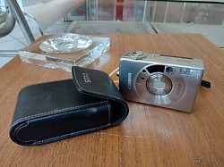 Appareil photo argentique de la marque Canon modèle Ixus 2. Très bon état général vendu avec sa housse d'origine, mais vendu sans sa pile. 20 €