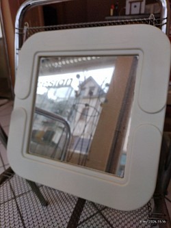 Miroir des années 70, entourage en plastique, dimension 40 par 40. 10 €