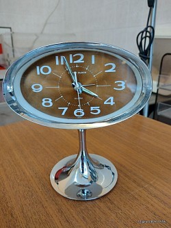 Réveil mécanique, donne l'heure mais la sonnerie est HS. 50 €.