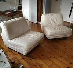 2 chauffeuses couleur blanc pouvant se réunir par crochets afin de former un divan. Cuir haut de gamme.  400 € les 2 chauffeuses
