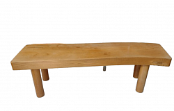 Table basse en chêne massif de forme libre. 120 par 39 par 37 cm de haut. 450 €.