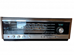 Radio stéréo à lampe en état de marche. Vendu avec deux enceintes. 25 €.