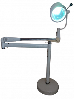 Imposante lampe de dentiste initialement prévue pour être fixée au plafond. Telle que présentée 95 cm de largeur. 280 €.