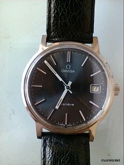 Omega Genève mécanique avec date à l'état proche du neuf. Prix 1000 €.