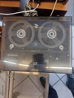 Magnétophone à bande de la marque bang et olufsen en très bon état de marche et de présentation avec son couvercle en plexi. 200 € révisé.