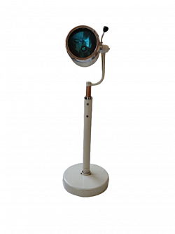 Ancien éclairage pour dentiste transformé en un lampadaire de 100 cm de haut. 250 €.