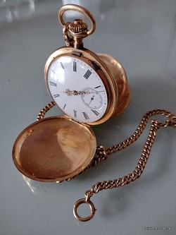 Montre gousset avec sa chaîne en or 18 carats, diamètre 50 mm, poids brut 103 g, état de marche. Prix 6200 €.