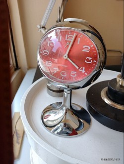 Réveil mécanique des années 70 marche un moment et puis s'arrête la sonnerie fonctionne parfaitement. Prix 60 €.